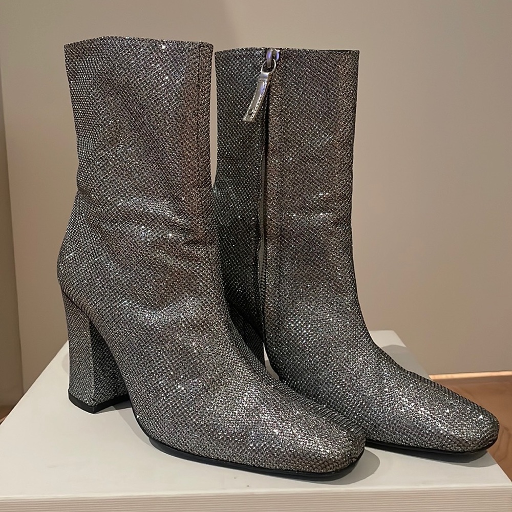 Excellent condition silver glitter Dorateymur boot in us 6